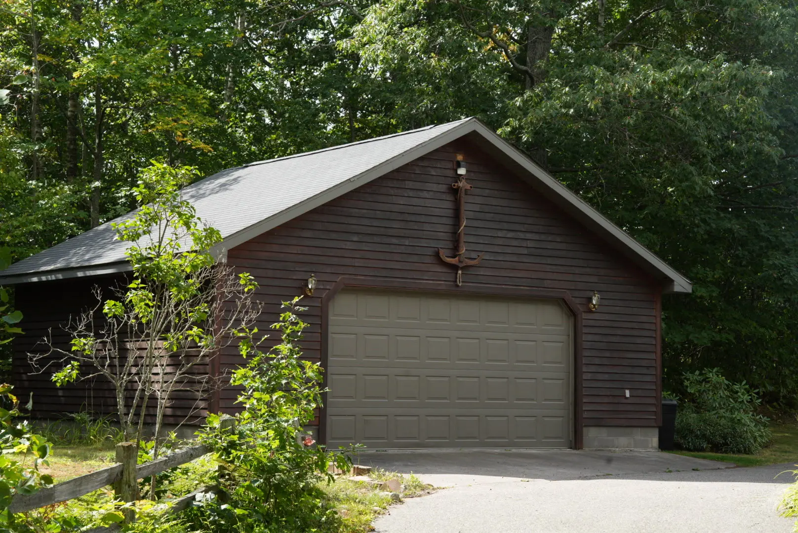 Detached garage and spacious driveway