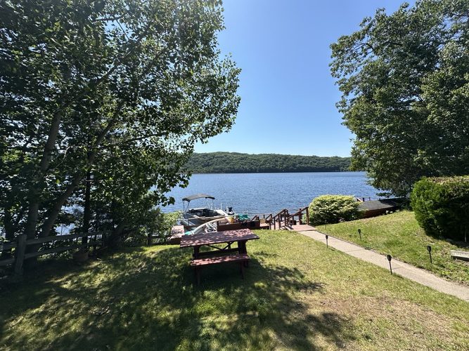Yard, picnic area, dock and lake access